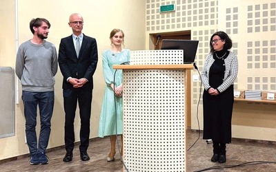 Autorzy publikacji (od lewej): Konrad Waniewski, Tomasz Szybisty i Joanna Utzig, oraz Anna Szadkowska, diecezjalny konserwator zabytków.