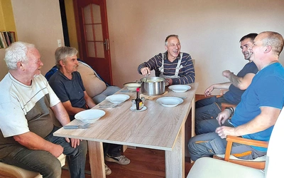 Posiłki dla wszystkich gotuje Darek (pierwszy z prawej).