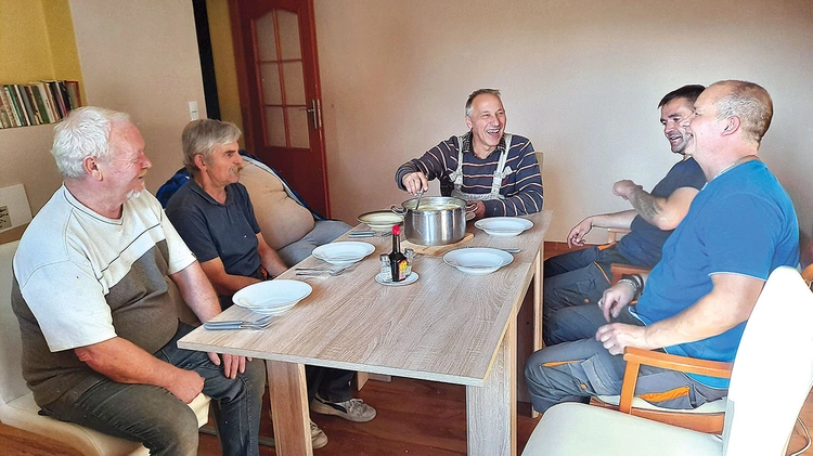 Posiłki dla wszystkich gotuje Darek (pierwszy z prawej).