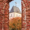 Osiem wieków historii pamiętają ruiny gotyckiego kościółka w Starej Rumi. Na zdjęciu najstarszy zachowany element muru i widok na zbudowaną na początku XX w. świątynię Podwyższenia Krzyża Świętego.
