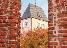 Osiem wieków historii pamiętają ruiny gotyckiego kościółka w Starej Rumi. Na zdjęciu najstarszy zachowany element muru i widok na zbudowaną na początku XX w. świątynię Podwyższenia Krzyża Świętego.
