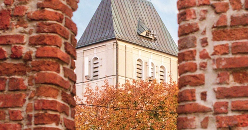 Osiem wieków historii pamiętają ruiny gotyckiego kościółka w Starej Rumi. Na zdjęciu najstarszy zachowany element muru i widok na zbudowaną na początku XX w. świątynię Podwyższenia Krzyża Świętego.