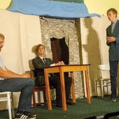 „Teatr św. Franciszka” to sztuka Romana Brandstaettera. Właśnie to przedstawienie zagrał niedawno zespół z Trzebini.