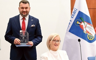 Maciej Hodorowicz z gratulacjami od miasta na jubileusz towarzystwa, którego jest prezesem. Obok Lucyna Czubernat, która jest sekretarzem organizacji.