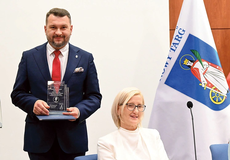 Maciej Hodorowicz z gratulacjami od miasta na jubileusz towarzystwa, którego jest prezesem. Obok Lucyna Czubernat, która jest sekretarzem organizacji.