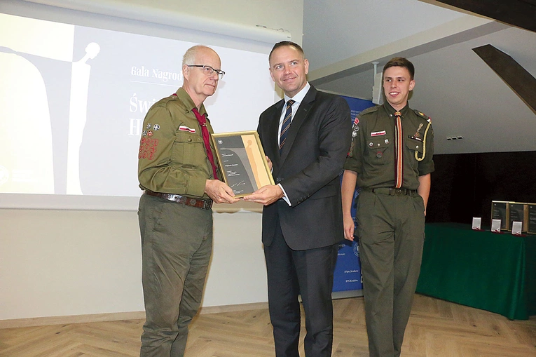 Wyróżnienie otrzymał z rąk Karola Nawrockiego, prezesa IPN, m.in. Wojciech Hausner z ZHR (z lewej).