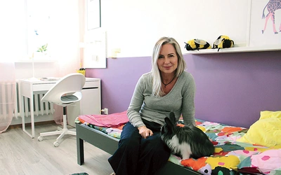 – Każde dziecko, które bierzemy pod nasze skrzydła, dostaje nie tylko miejsce do nauki i rozwoju, ale też siłę, by realizować marzenia – mówi Kasia. Na zdjęciu w nowym pokoju córki pani Agnieszki.