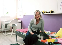 – Każde dziecko, które bierzemy pod nasze skrzydła, dostaje nie tylko miejsce do nauki i rozwoju, ale też siłę, by realizować marzenia – mówi Kasia. Na zdjęciu w nowym pokoju córki pani Agnieszki.