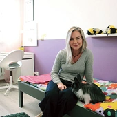 – Każde dziecko, które bierzemy pod nasze skrzydła, dostaje nie tylko miejsce do nauki i rozwoju, ale też siłę, by realizować marzenia – mówi Kasia. Na zdjęciu w nowym pokoju córki pani Agnieszki.