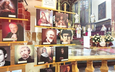 Święci towarzyszyli ludziom modlącym się w legnickiej katedrze. 