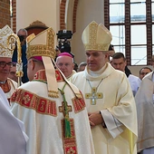 Przekazanie pastorału nowemu metropolicie.