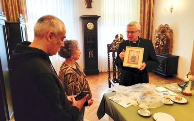 Goście otrzymali od biskupa obraz przedstawiający św. Maksymiliana Marię Kolbego.