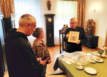 Goście otrzymali od biskupa obraz przedstawiający św. Maksymiliana Marię Kolbego.