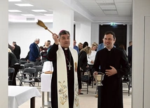Biskup błogosławi podczelską placówkę. 