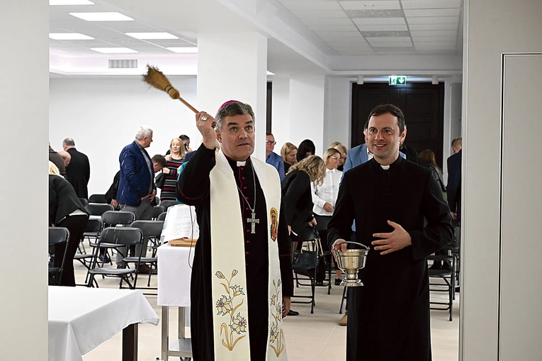 Biskup błogosławi podczelską placówkę. 
