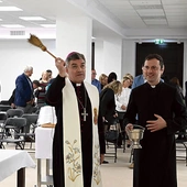 Biskup błogosławi podczelską placówkę. 