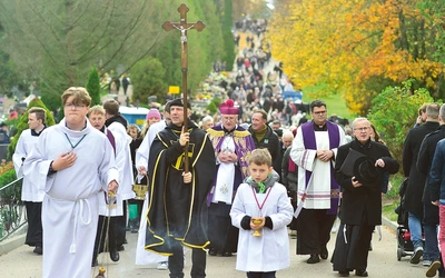 Po Mszy św. odbyła się procesja żałobna z modlitwą w intencji zmarłych.