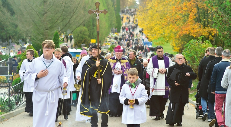 Po Mszy św. odbyła się procesja żałobna z modlitwą w intencji zmarłych.