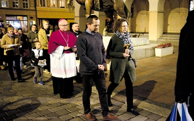 Relikwiarz niosła Barbara Boduch wraz z mężem.