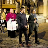 Relikwiarz niosła Barbara Boduch wraz z mężem.