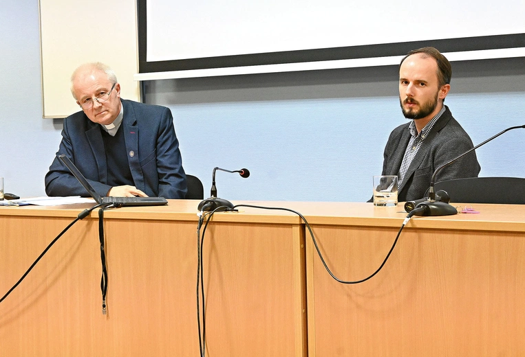 Dwugłos ks. Andrzeja Anderwalda i Arkadiusza Jasińskiego zainteresował publiczność.
