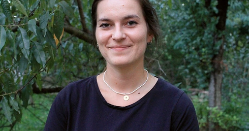Anna Ralko w ogrodzie rodzinnego domu w Januszkowicach.