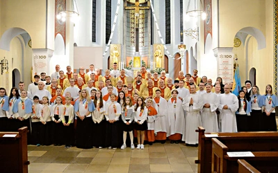 Z bp. Pawłem Stobrawą, który przewodniczył Mszy św.