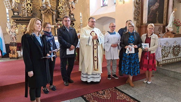 	W ostatnią niedzielę października w kościele parafialnym w Śmiałowicach odbyło się uroczyste błogosławieństwo członków parafialnego zespołu synodalnego. Jego działalność ma opierać się na modlitwie, wsłuchiwaniu się w głos Ducha Świętego, poznawaniu nauki Kościoła, wymianie myśli i wypracowaniu pomysłów dotyczących różnych dziedzin życia Kościoła.