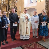 	W ostatnią niedzielę października w kościele parafialnym w Śmiałowicach odbyło się uroczyste błogosławieństwo członków parafialnego zespołu synodalnego. Jego działalność ma opierać się na modlitwie, wsłuchiwaniu się w głos Ducha Świętego, poznawaniu nauki Kościoła, wymianie myśli i wypracowaniu pomysłów dotyczących różnych dziedzin życia Kościoła.