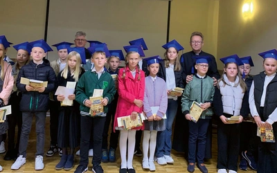 Mali pasjonaci Biblii.