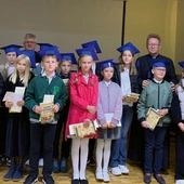 Mali pasjonaci Biblii.