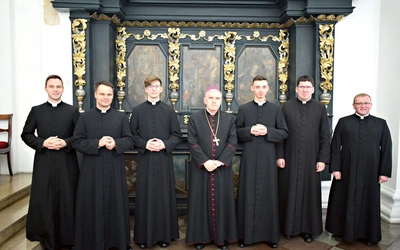 Nowo obłóczeni klerycy (obok biskupa) wraz z przełożonymi.