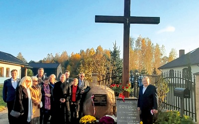 Miejsce pamięci przy drewnianym krzyżu znajduje się przy ul. Wolności.