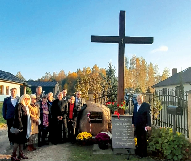 Miejsce pamięci przy drewnianym krzyżu znajduje się przy ul. Wolności.