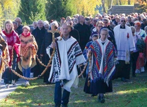 	Ks. Grzegorz Kozioł (w głębi z prawej) podczas spotkania misyjnego róż Żywego Różańca.
