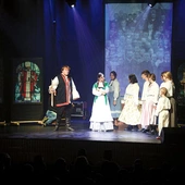 Na scenie wystąpili głównie młodzi aktorzy.