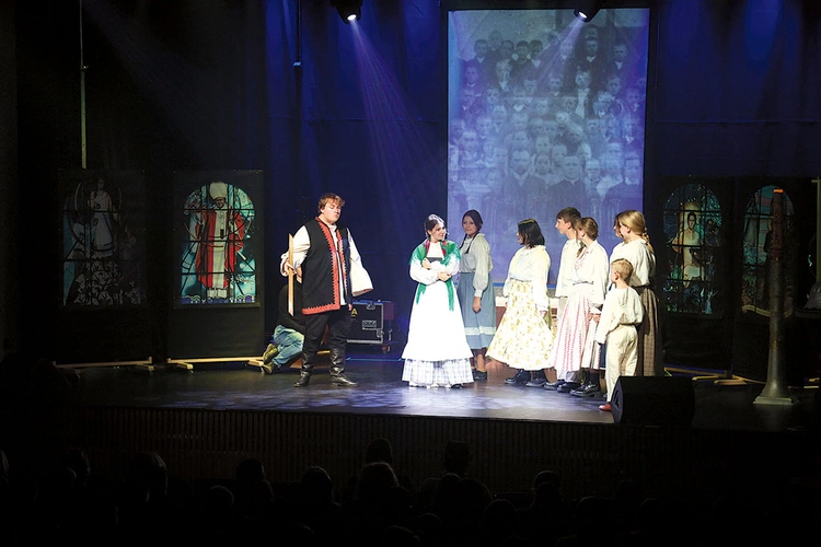 Na scenie wystąpili głównie młodzi aktorzy.