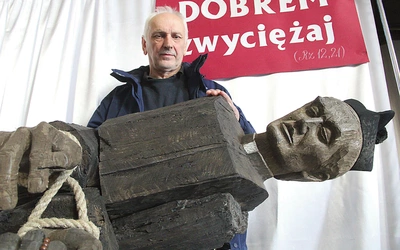 	Ta praca różni się od innych dzieł rzeźbiarza z Jadownik. Nie powstała na zamówienie, ale pod wpływem przeszłości artysty. 
