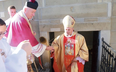 	Poświęcenie krypty pod kaplicą Męki Pańskiej.