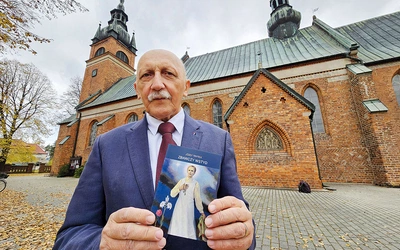	Józef Trytek ze swoją publikacją przed kościołem w Radłowie, w którym ochrzczona została bł. Karolina.