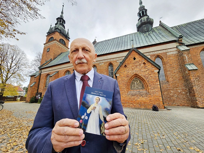 	Józef Trytek ze swoją publikacją przed kościołem w Radłowie, w którym ochrzczona została bł. Karolina.