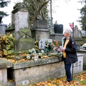 Sławomir Adamiec przy grobie kapłana – powstańca styczniowego.