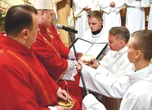 	Biskup w czasie udzielania posługi powierza naczynie z chlebem do sprawowania Eucharystii.