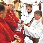 	Biskup w czasie udzielania posługi powierza naczynie z chlebem do sprawowania Eucharystii.