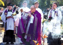 	Po Eucharystii zebrani przeszli na sąsiadującą ze świątynią nekropolię.