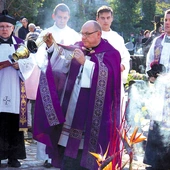 	Po Eucharystii zebrani przeszli na sąsiadującą ze świątynią nekropolię.