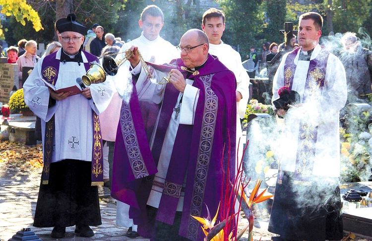 	Po Eucharystii zebrani przeszli na sąsiadującą ze świątynią nekropolię.