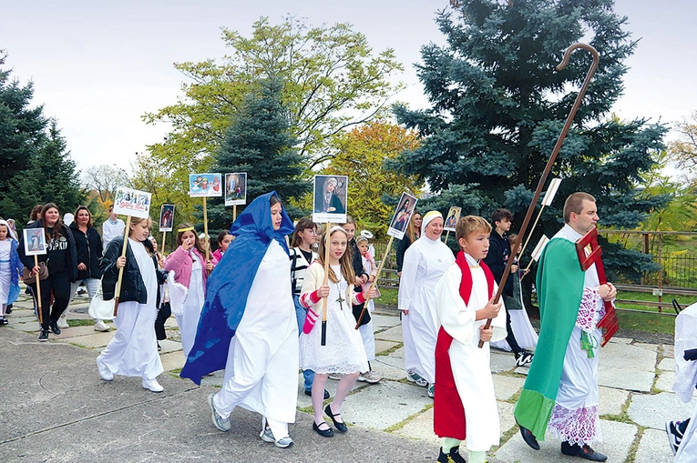 	Korowód przy parafii pw. NMP Matki Kościoła w Kostrzynie  nad Odrą.