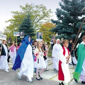 	Korowód przy parafii pw. NMP Matki Kościoła w Kostrzynie  nad Odrą.