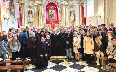 Uczestnicy spotkania z metropolitą łódzkim w kościele Świętych Małgorzaty i Katarzyny.